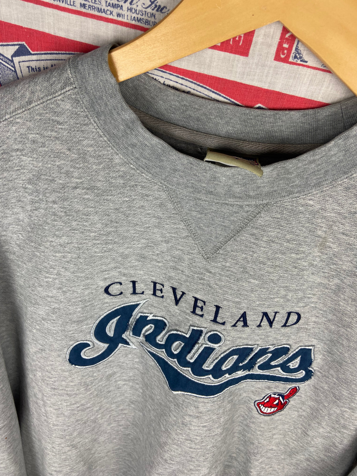 Vintage 1990s Cleveland Indians Team Shop Embroidered Crewneck Medium(23”x27”)