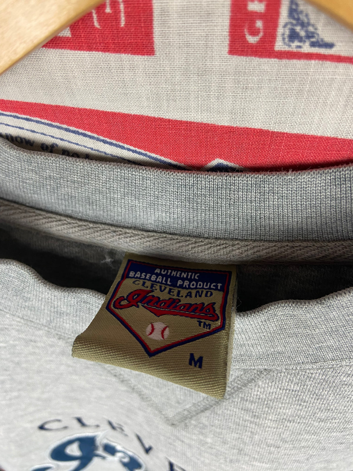 Vintage 1990s Cleveland Indians Team Shop Embroidered Crewneck Medium(23”x27”)
