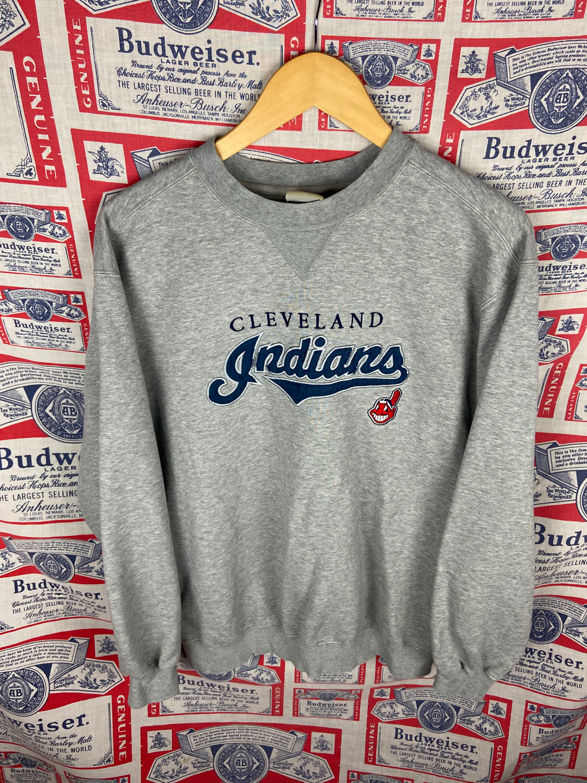 Vintage 1990s Cleveland Indians Team Shop Embroidered Crewneck Medium(23”x27”)